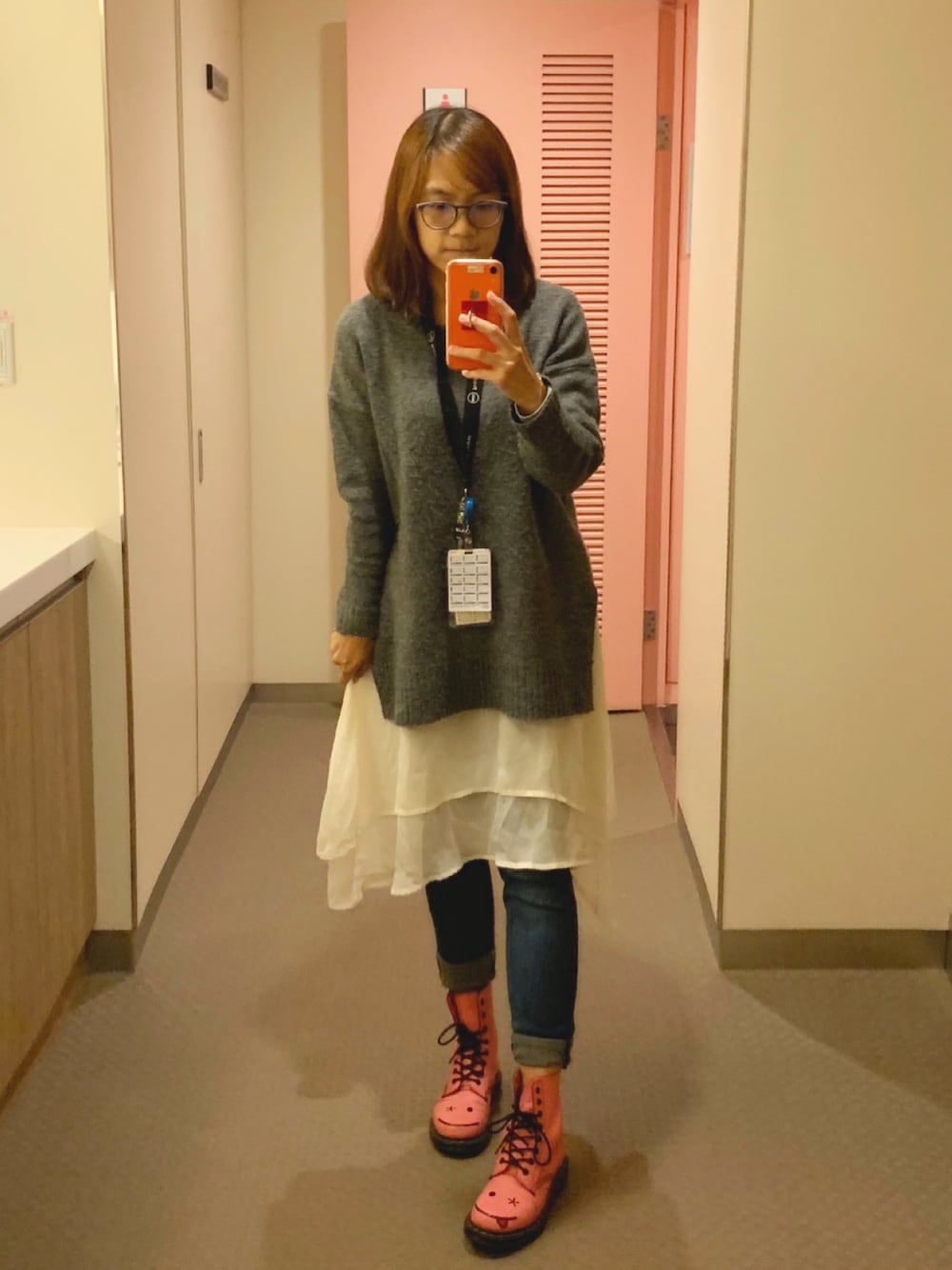 「カジュアルコーデ、ootd、雨の日コーデ、Dr.Martens、おしゃれさんと繋がりたい、シンプル」｜「Ungridのアイテム（ニット/セーター、グレー系）」を使った、EVAN🙈さん（レディース・158cm）の春コーディネートの1枚目の写真