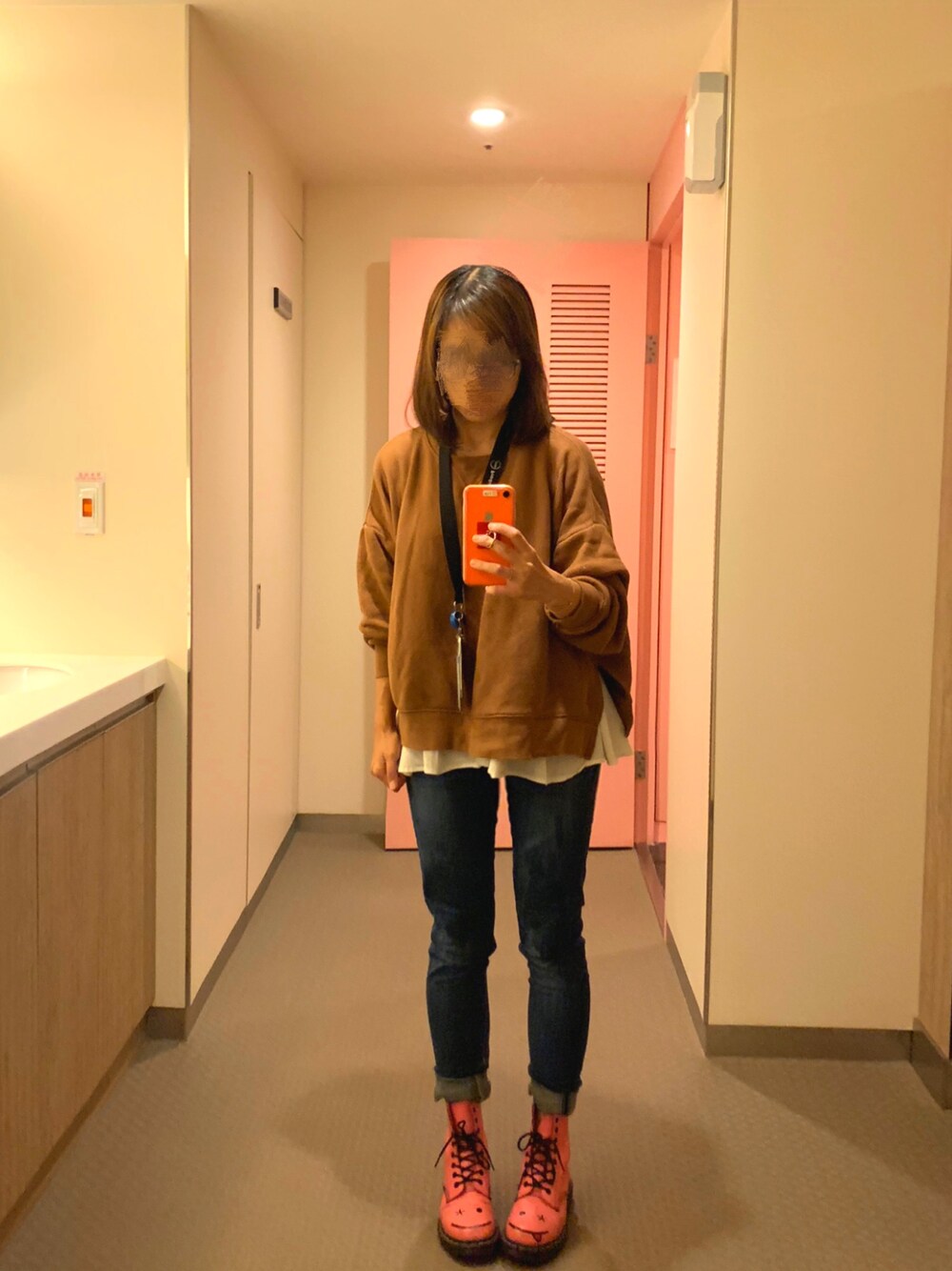 「雨の日コーデ、ootd、Dr.Martens、通勤コーデ、低身長、デニムパンツ」｜「Ungridのスリットワイドスウェット（スウェット、ブラウン系）」を使った、EVAN🙈さん（レディース・158cm）の春コーディネートの1枚目の写真