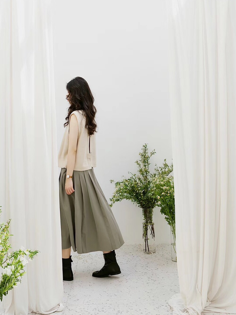 「日系极简、女人味」｜「针织小马甲のアイテム（タンクトップ、ベージュ系）」を使った、八月Augstさん（レディース・167cm）の春コーディネートの1枚目の写真