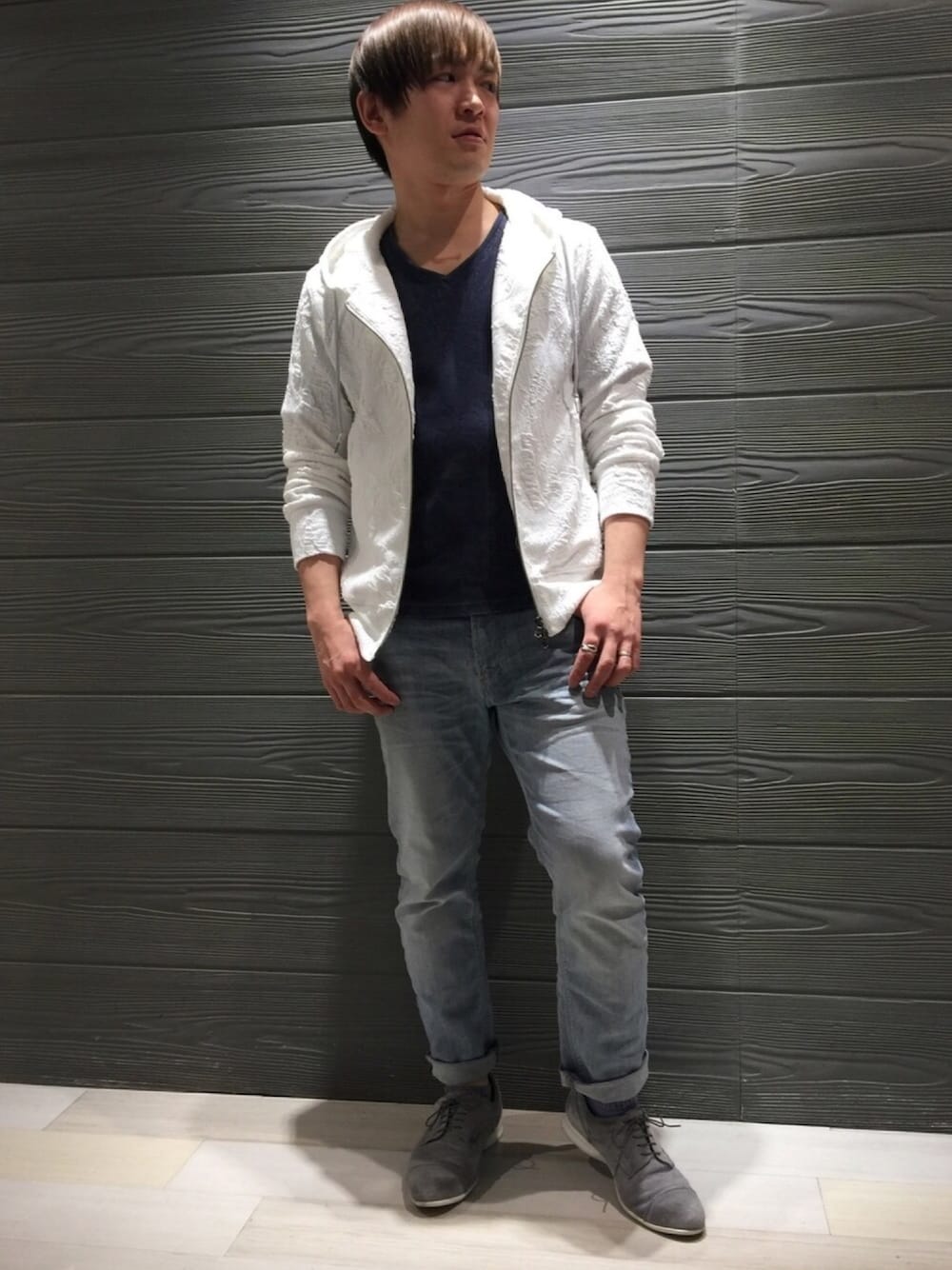 ホワイト系のトップス、ブルー系のデニムパンツ、グレー系のドレスシューズを着用したメンズの春コーディネートの1枚目の写真