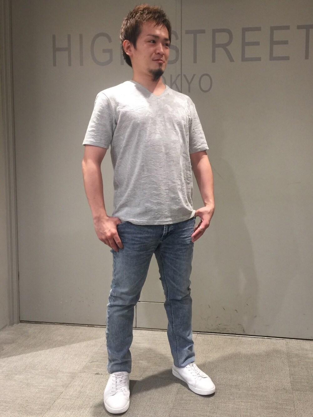 ホワイト系のTシャツ/カットソー、ブルー系のその他パンツ、ホワイト系のスニーカーを着用したメンズの夏コーディネートの1枚目の写真