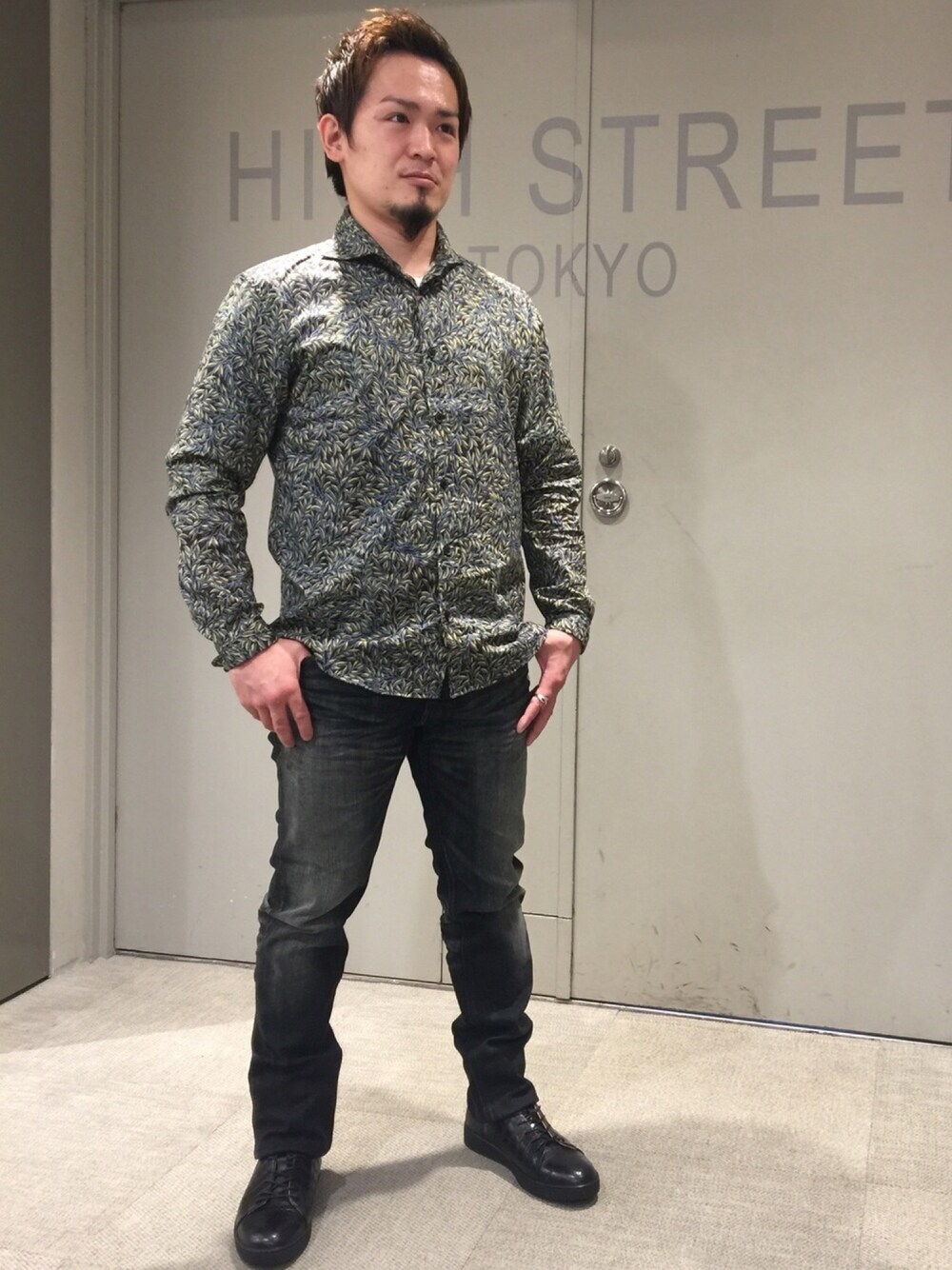 ブラウン系のシャツ/ブラウス、ブラック系のその他パンツ、ブラック系のドレスシューズを着用したメンズの夏コーディネートの1枚目の写真