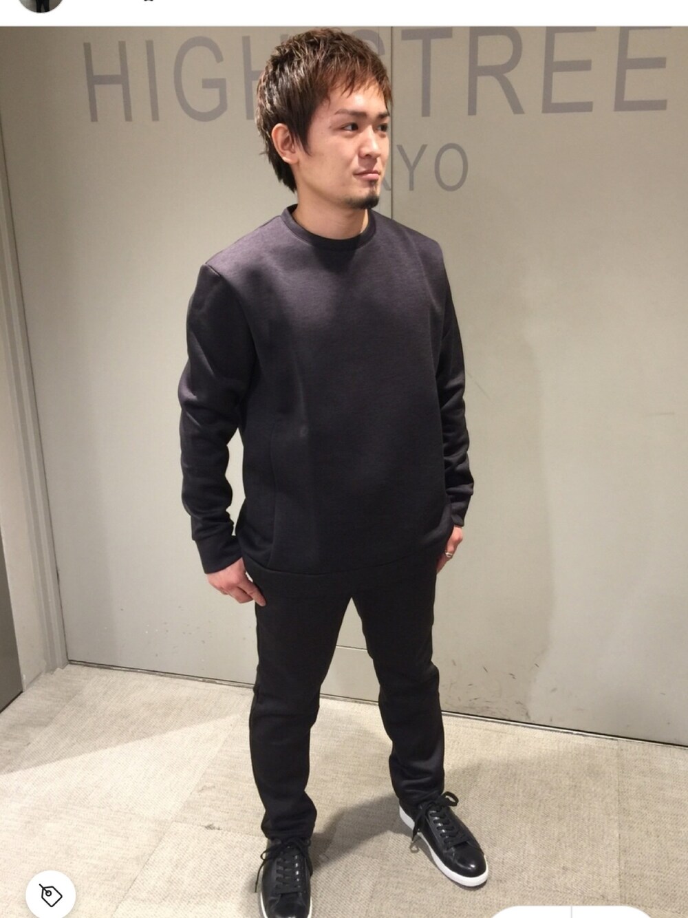 ブラック系のトップス、ブラック系のパンツ、ブラック系のシューズを着用したメンズの夏コーディネートの1枚目の写真