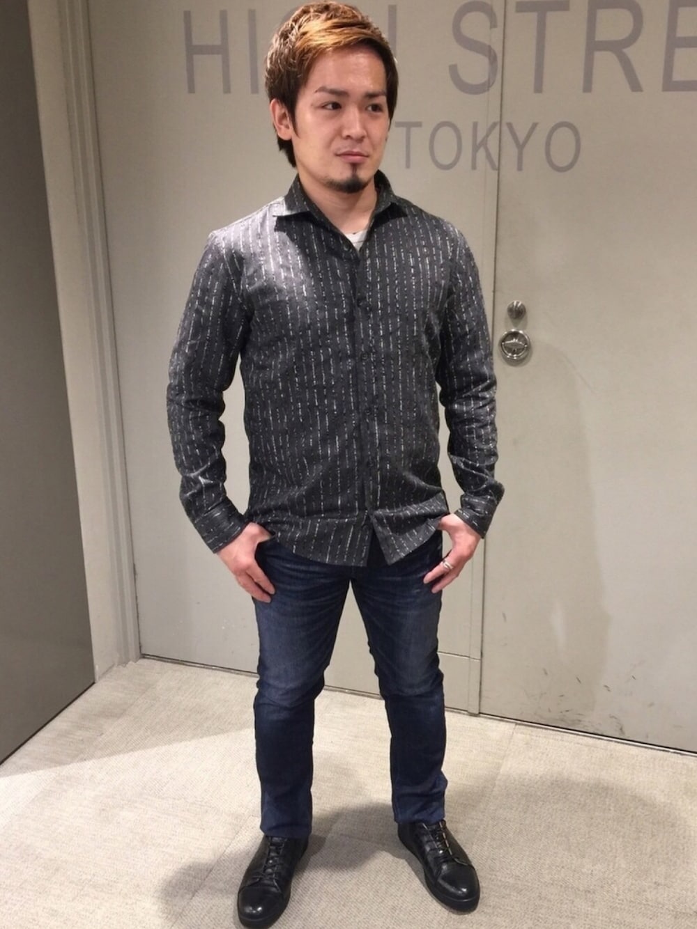 グレー系のシャツ/ブラウス、ブルー系のその他パンツ、ブラック系のドレスシューズを着用したメンズの夏コーディネートの1枚目の写真