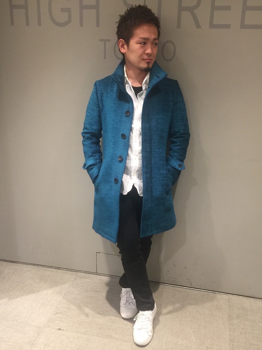 ブルー系のジャケット/アウター、ホワイト系のトップス、ブラック系のパンツを着用したメンズの秋コーディネートの1枚目の写真