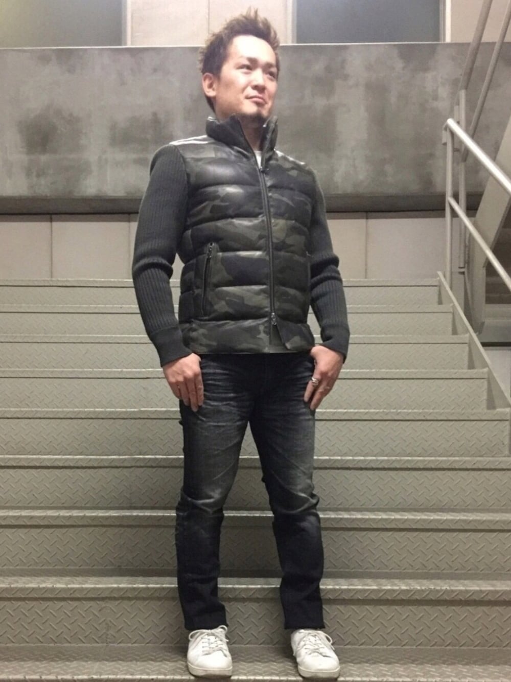 グリーン系のジャケット/アウター、ブラック系のその他パンツ、ホワイト系のスニーカーを着用したメンズの冬コーディネートの1枚目の写真
