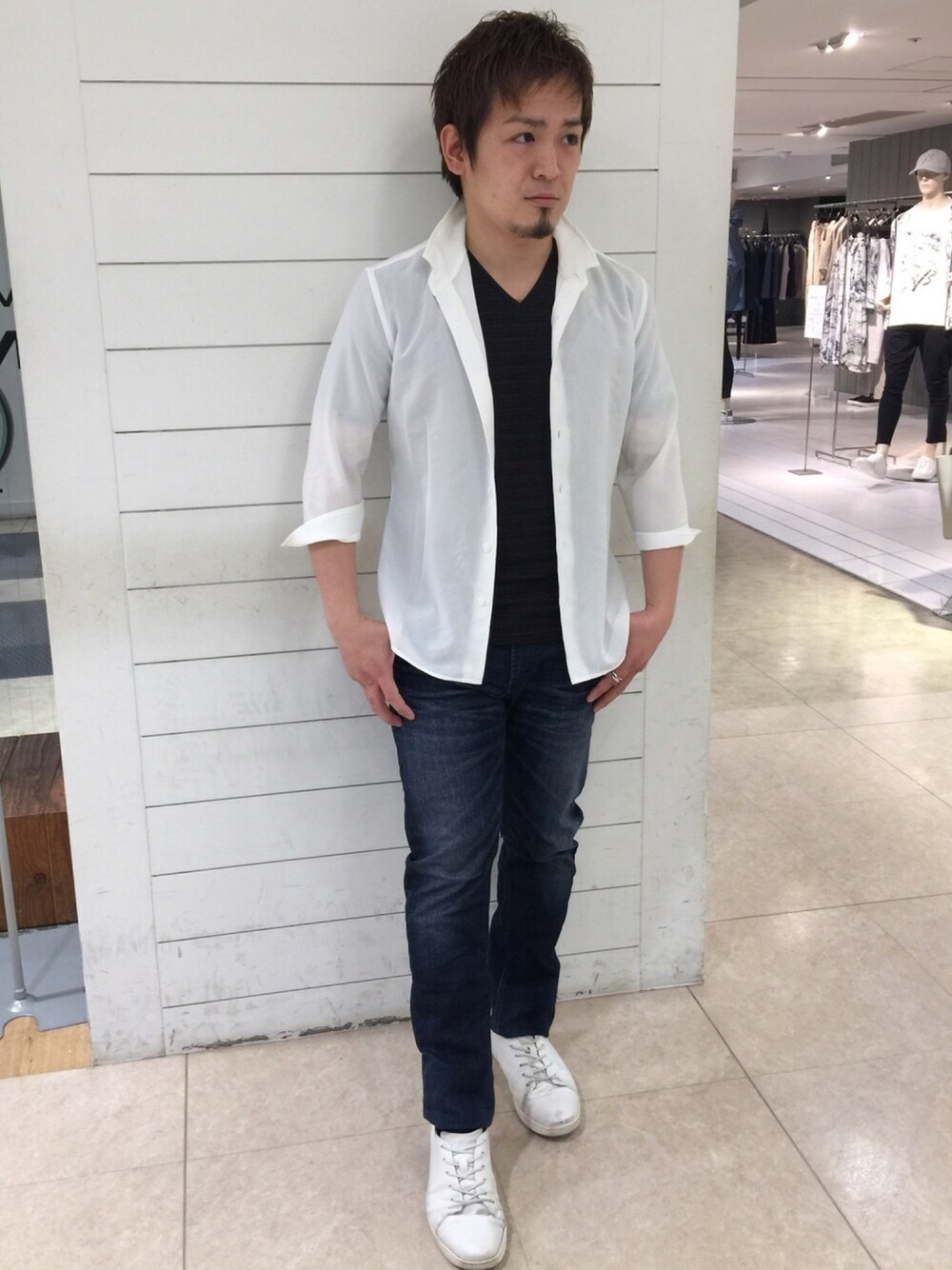 ホワイト系のトップス、ブラック系のトップス、ブルー系のパンツを着用したメンズの夏コーディネートの1枚目の写真