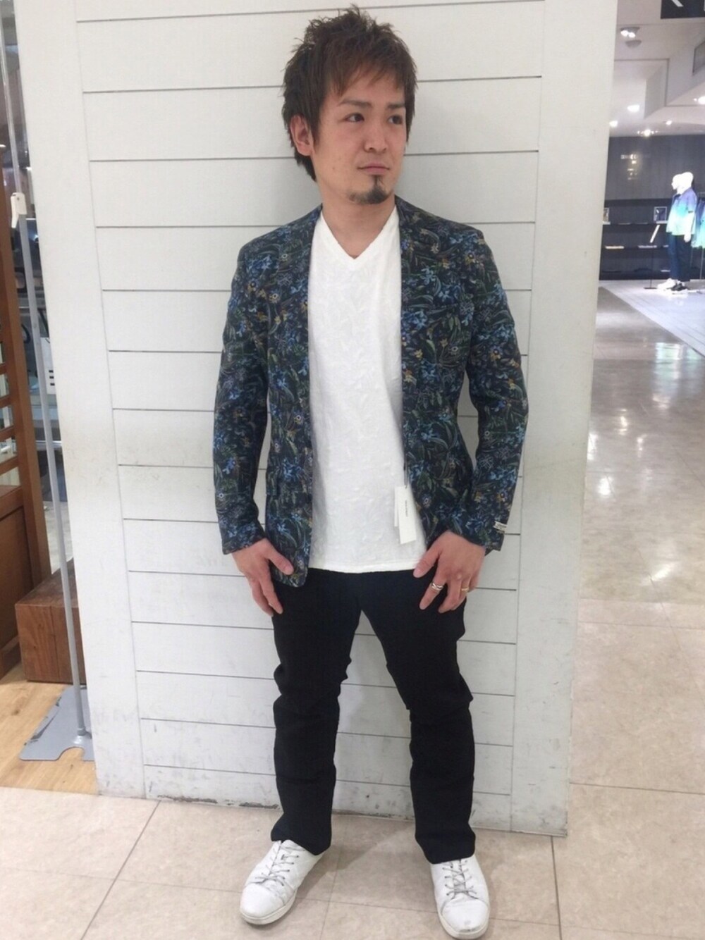 その他のジャケット/アウター、ホワイト系のトップス、ブラック系のパンツを着用したメンズの夏コーディネートの1枚目の写真