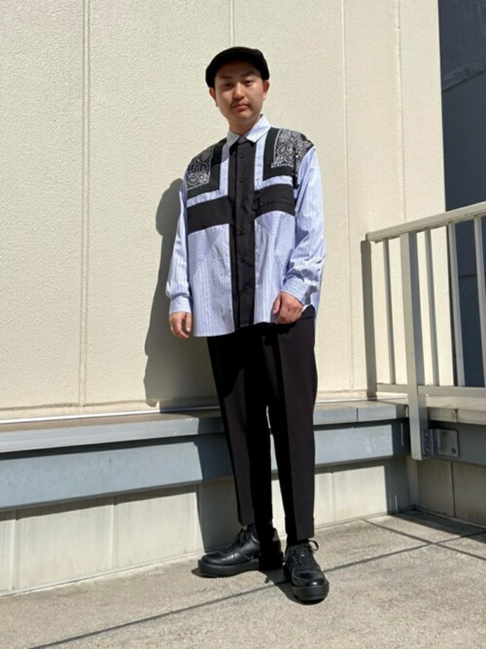「オーバーサイズ、休日スタイル、春コーデ、カジュアルコーデ、今日のコーデ」｜「UNITED TOKYOのTHOMAS MAISON バンダナコンビシャツ/ビッグシルエット（シャツ/ブラウス、グレー系）」を使った、佐々木修平さん（メンズ・171cm）の春コーディネートの1枚目の写真