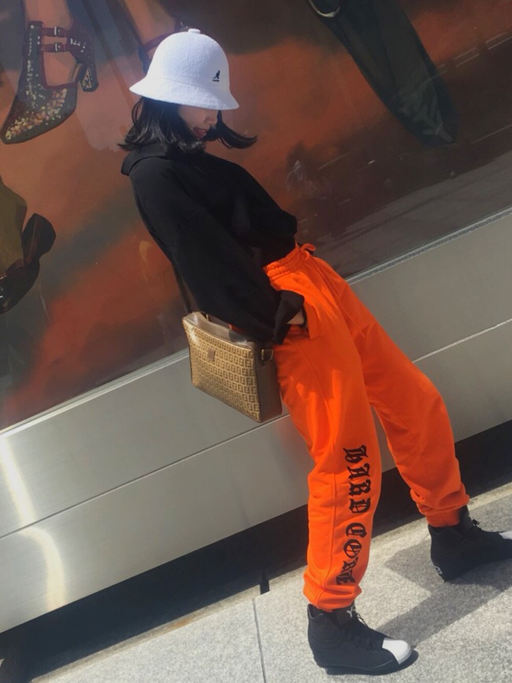 「misbhv、ミスビヘイブ、カンゴール、KANGOL、FENDI、Y-3、高校生、おしゃれさんと繋がりたい、モードストリート」｜「KANGOLの【別注】＜KANGOL＞ BERMUDACASUAL/ハット ◆（ハット、ホワイト系）」を使った、adさん（レディース・163cm）の春コーディネートの1枚目の写真