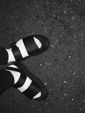 「Dr. Martens（ドクターマーチン）の＜Dr. Martens＞VOSSレザーストラップサンダル（サンダル、ブラック系）」を使った、mmmさん（レディース）の春コーディネート