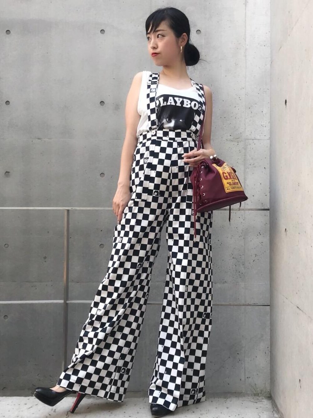 「カジュアル、コラボ、ワイドパンツ、Hysteric Glamour、g.v.g.v、PLAYBOY、サスペンダーパンツ、ノースリーブ、チェッカーフラッグ、チェッカー柄」｜「HYSTERIC GLAMOURのGV1831016 CHCKERD PATTERN COTTON TROUSERS（サロペット/オーバーオール、ブラック系）」を使った、sugiyama.sさん（レディース・157cm）の夏コーディネートの1枚目の写真