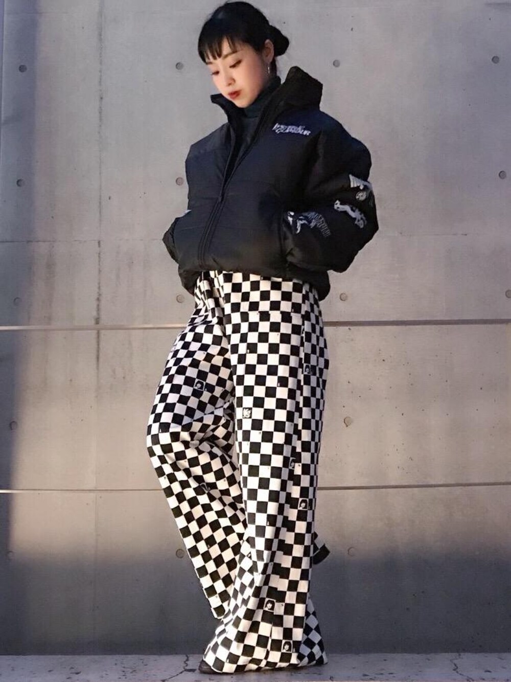 「アウター、ストリート、冬コーデ、タートルネック、コラボレーション、Hysteric Glamour、プリマロフト、チェッカー、アウターコーデ」｜「HYSTERIC GLAMOURのプリマロフトナイロンリップ COLLAGE プリント スタンドカラージャケット（ダウンジャケット/コート、ブラック系）」を使った、sugiyama.sさん（レディース・157cm）の冬コーディネートの1枚目の写真