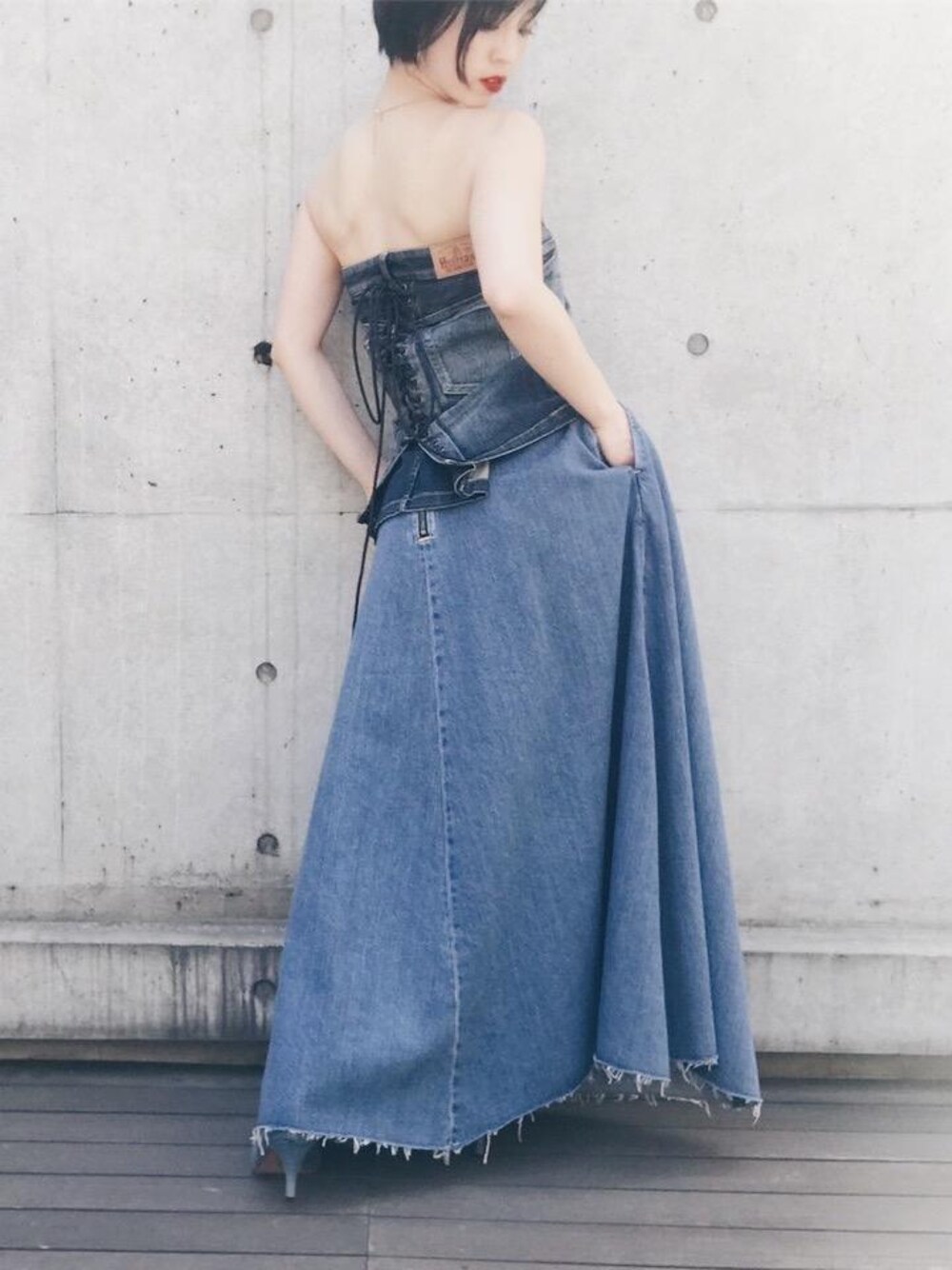 「デニム、スカート、カジュアル、ジーンズ、ビスチェ、Hysteric Glamour、ベアトップ、夏コーデ、デニムコーデ、ヒステリックグラマー」｜「HYSTERIC GLAMOURのDENIM POINTED TOE パンプス（パンプス、ブルー系）」を使った、sugiyama.sさん（レディース・157cm）の春コーディネートの1枚目の写真