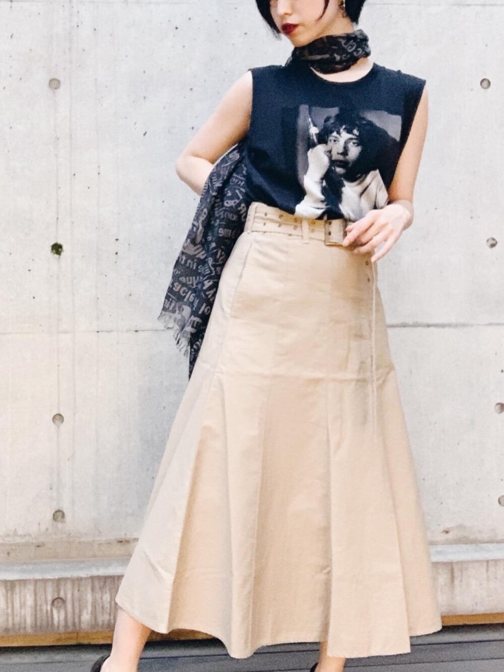 「スカート、カジュアル、シンプル、スカーフ、Hysteric Glamour、マーメイドスカート、夏コーデ、ノースリーブ、ヒステリックグラマー」｜「HYSTERIC GLAMOURのRIDE ON TIME ストール（ストール/ショール、ブラック系）」を使った、sugiyama.sさん（レディース・157cm）の春コーディネートの1枚目の写真