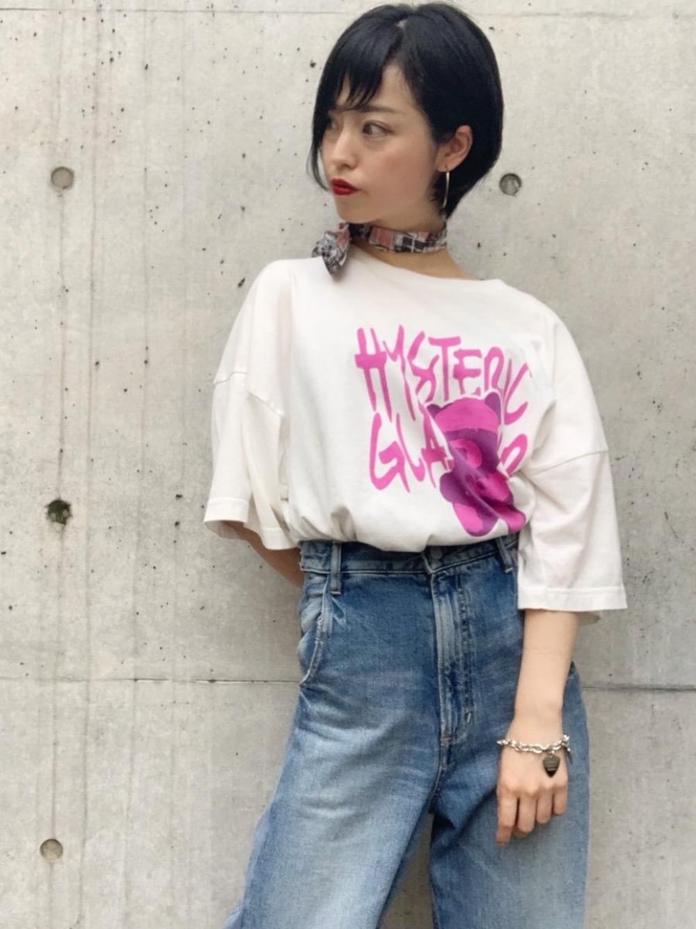 「デニム、カジュアル、シンプル、Tシャツ、Hysteric Glamour、ラフ、ベアー、デニムコーデ、ヒステリックグラマー、ビックＴシャツ」｜「HYSTERIC GLAMOURのWOMAN ON SKULL PICKブレス（ブレスレット、シルバー系）」を使った、sugiyama.sさん（レディース・157cm）の夏コーディネートの1枚目の写真