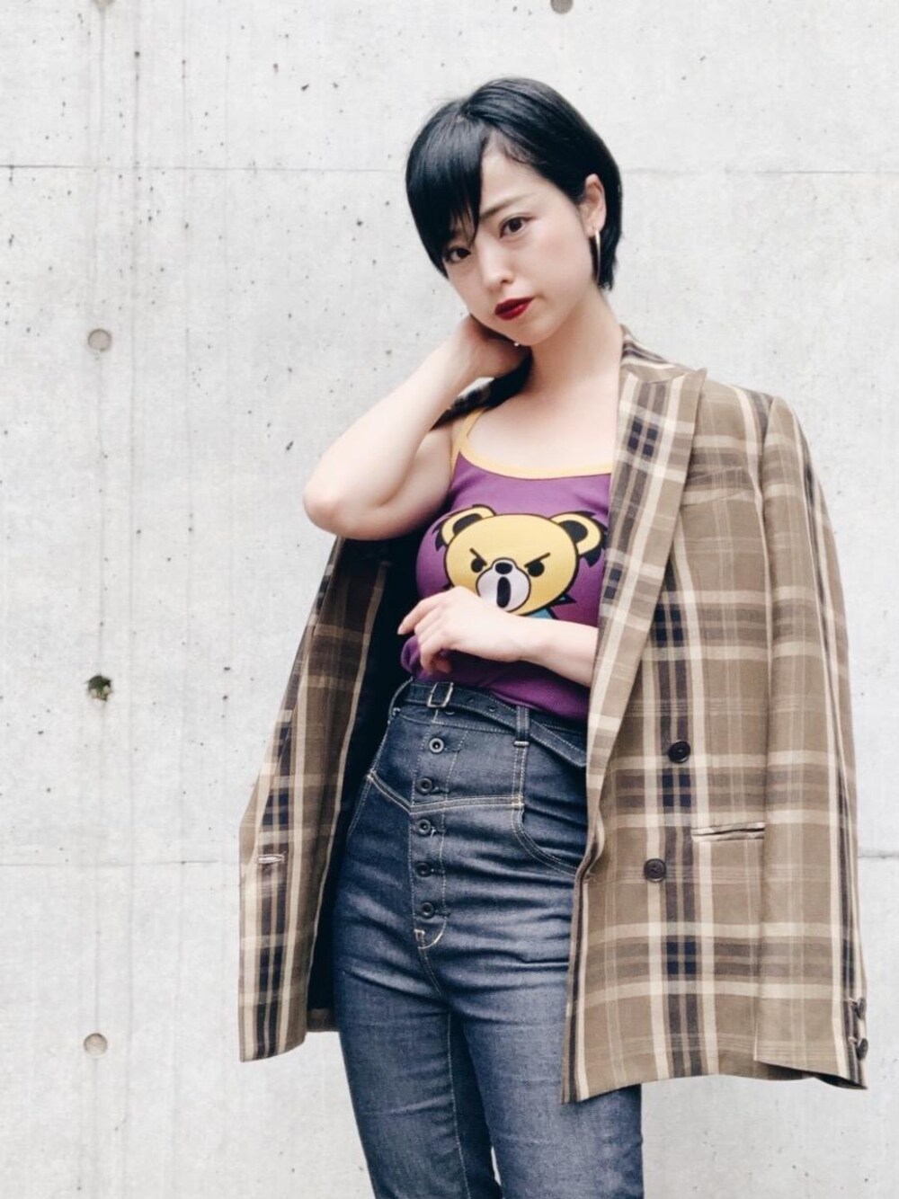 「チェック、ジャケット、カジュアル、ロック、チェック柄、オーバーサイズ、ユニセックス、Hysteric Glamour、ベアー、ヒステリックグラマー」｜「HYSTERIC GLAMOURのストレッチデニム ベルト付ハイウエストスリムパンツ（デニムパンツ、ブルー系）」を使った、sugiyama.sさん（レディース・157cm）の夏コーディネートの1枚目の写真