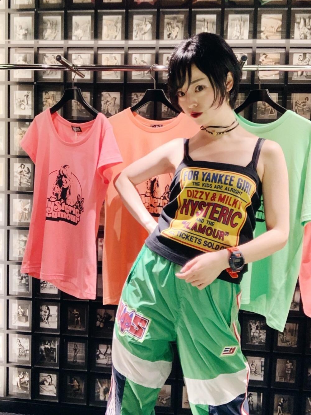 「カジュアル、ロック、ストリート、G-SHOCK、Hysteric Glamour、イージーパンツ、キャミソール、カジュアルコーデ、チューブトップ、ヒステリックグラマー」｜「HYSTERIC GLAMOURのHYSTERIC BEAR チャームチョーカー（チョーカー、ブラック系）」を使った、sugiyama.sさん（レディース・157cm）の夏コーディネートの1枚目の写真