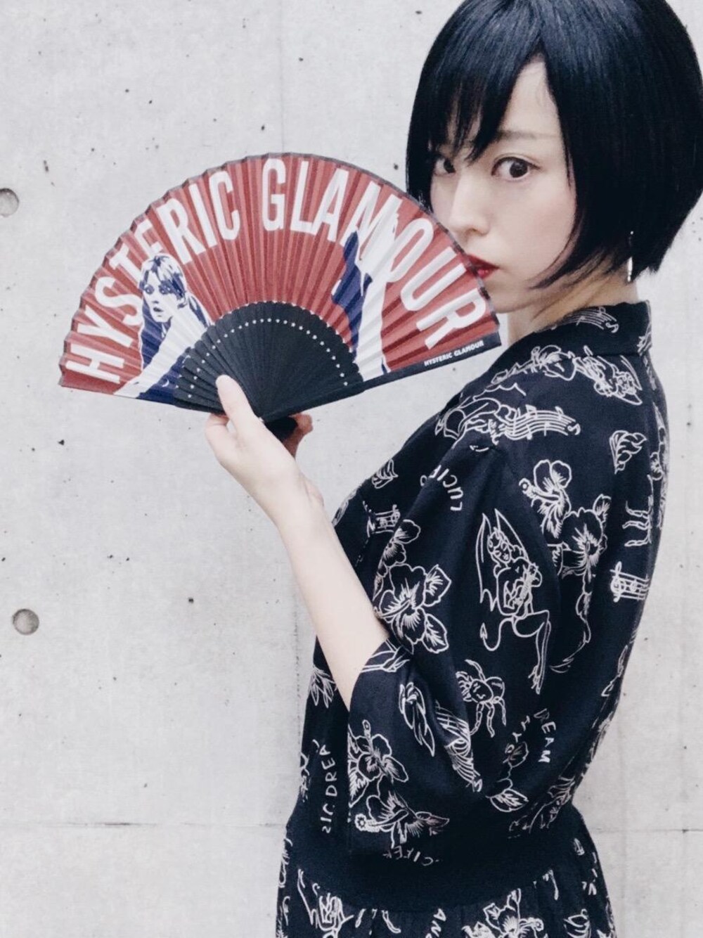 「ワンピース、シンプル、夏、ワンピ、Hysteric Glamour、ラフ、モノトーンコーデ、夏コーデ、ヒステリックグラマー、扇子」｜「HYSTERIC GLAMOURのLUCIFER ISLAND総柄 5分袖オープンカラーワンピース（ワンピース、ブラック系）」を使った、sugiyama.sさん（レディース・157cm）の夏コーディネートの1枚目の写真