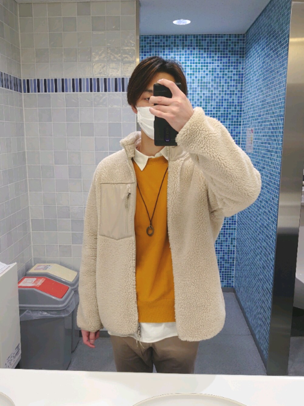 「春コーデ、カジュアルコーデ、大学生、大学生コーデ、同系色コーデ、UNIQLO、GU、お洒落さんとつながりたい」｜「UNIQLOのシャンブレーシャツ（長袖）（シャツ/ブラウス、ホワイト系）」を使った、りょ～さん（メンズ・182cm）の春コーディネートの1枚目の写真