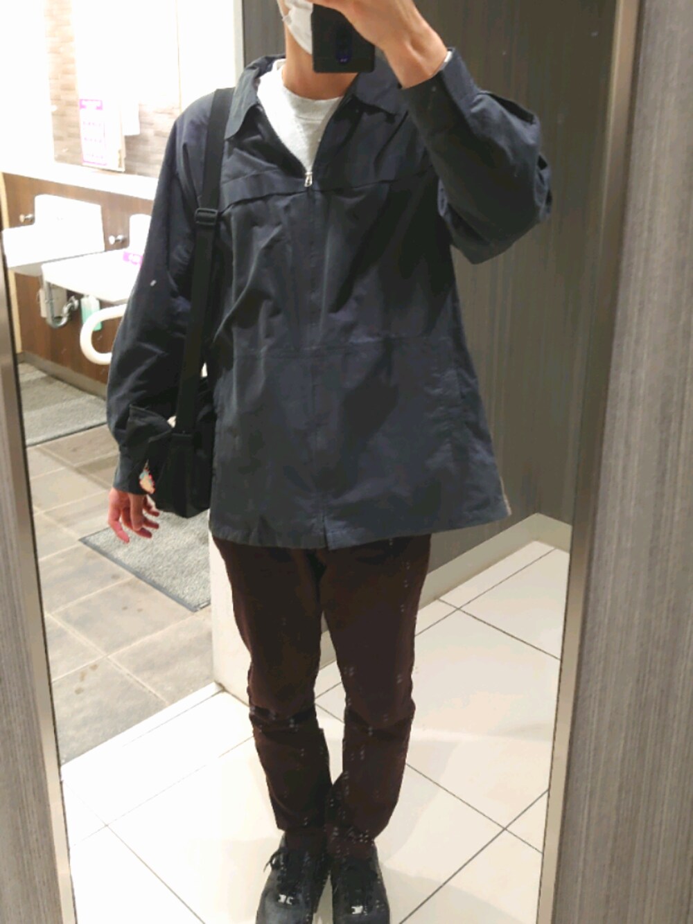 ブラック系のジャケット/アウター、ブラック系のスニーカー、レッド系のその他パンツを着用したメンズの春コーディネートの1枚目の写真