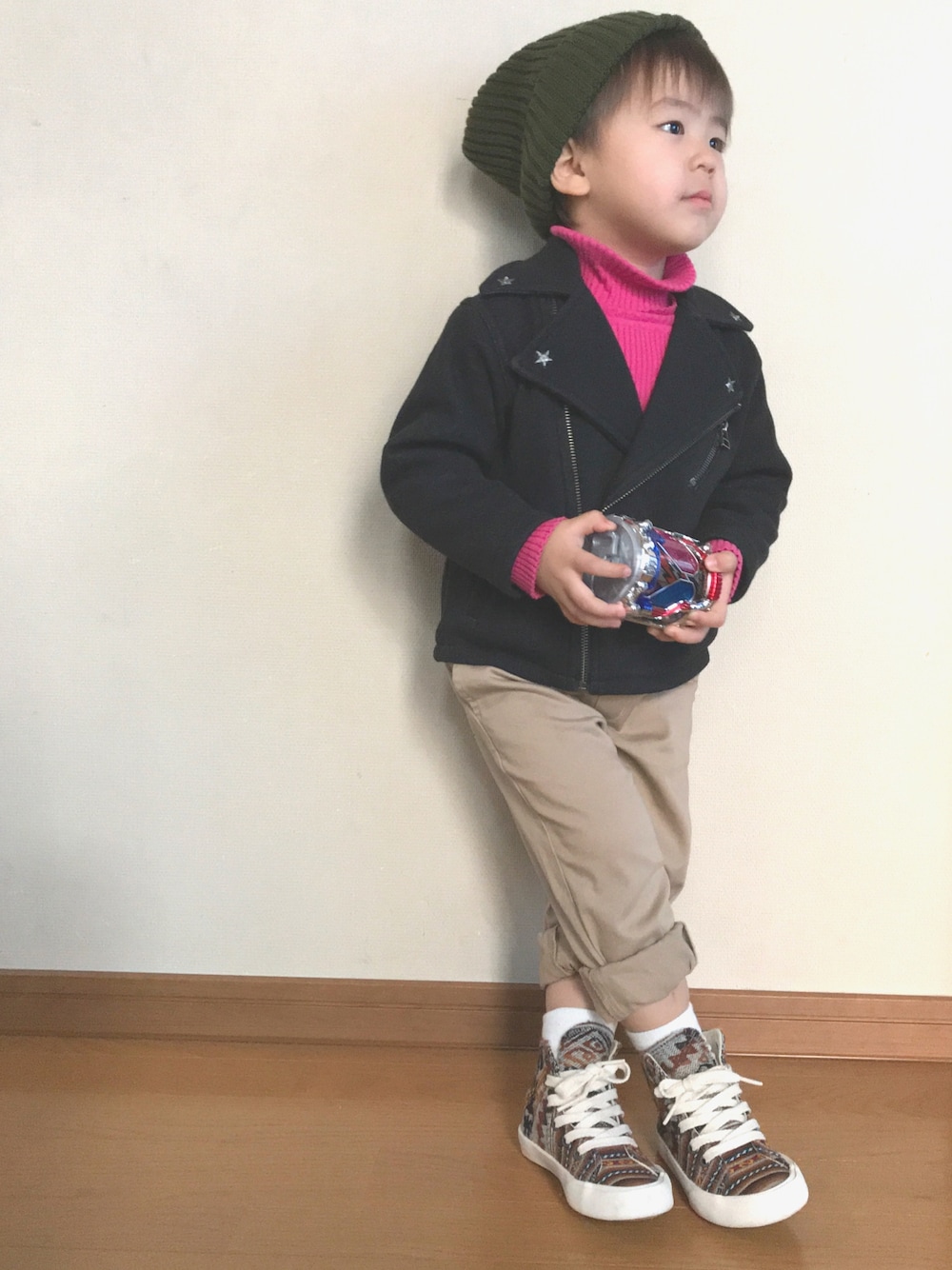 「キッズコーデ、男の子コーデ、カジュアル、パンツスタイル、おしゃれさんと繋がりたい、お洒落さんとつながりたい、3歳男の子、ビームスボーイ」｜「BEAMSのアイテム（ジャケット/アウター、ブラック系）」を使った、しんしんさん（キッズ・100cm）の冬コーディネートの1枚目の写真