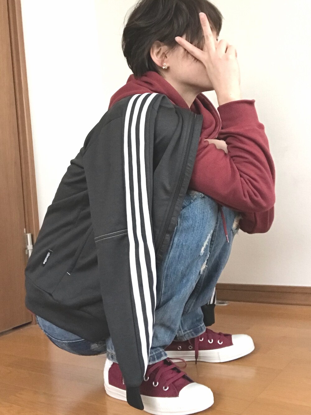 「おしゃれさんと繋がりたい、ママコーデ、ママファッション、オトナカジュアル、アディダス、ショートヘア、ショート女子、プチプラコーデ、コンバース」｜「adidasのBoys adidasDAYS デニム風ジャージ ジャケット（ジャージ、ブラック系）」を使った、しんしんさん（レディース・162cm）の冬コーディネートの1枚目の写真