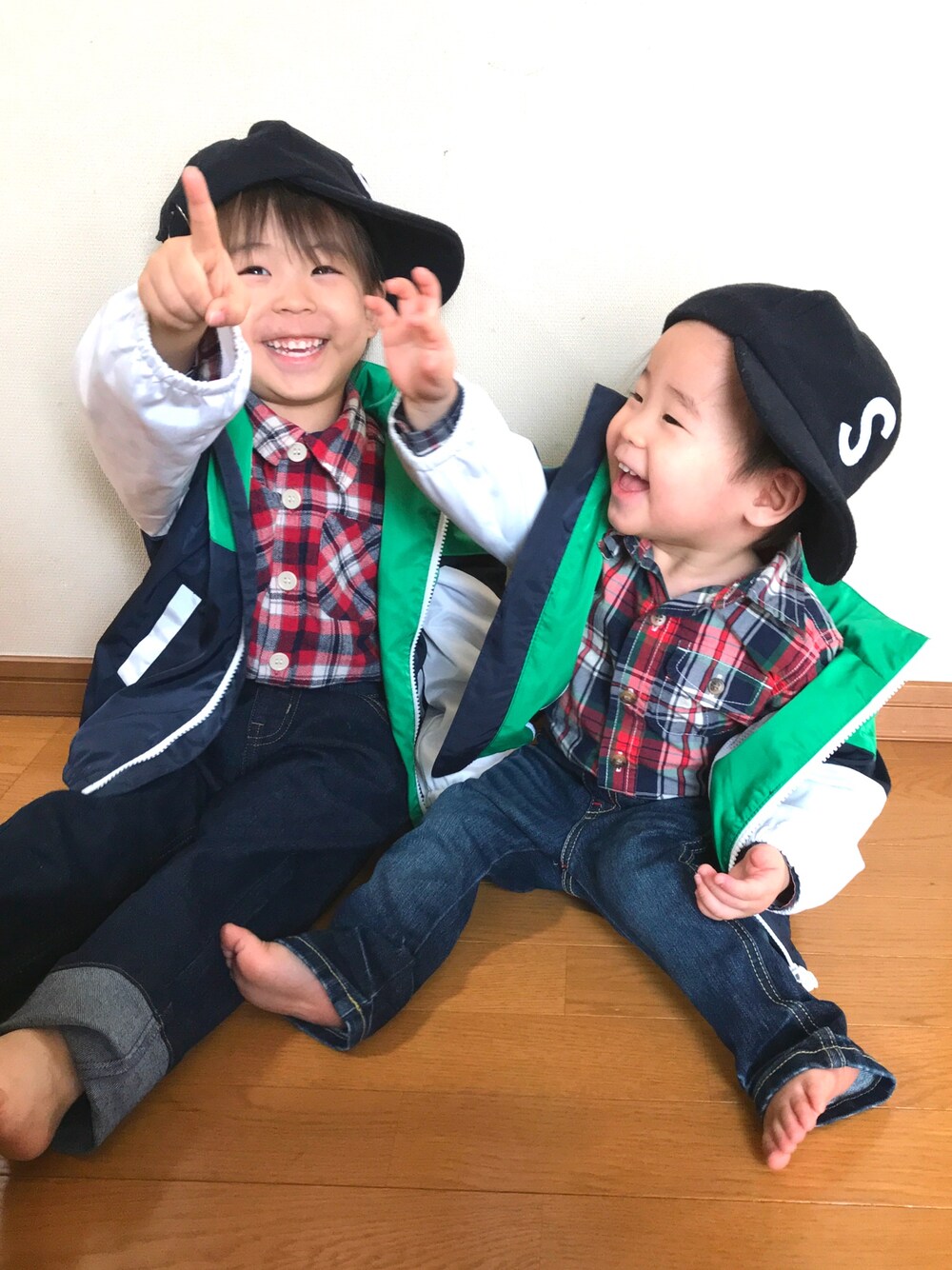 「キッズファッション、男の子コーデ、兄弟コーディネート、リンクコーデ、プティマイン、3歳、1歳、チェックシャツ」｜「petit mainのスポーティウィンドブレーカー（ナイロンジャケット、グリーン系）」を使った、しんしんさん（キッズ・100cm）の冬コーディネートの1枚目の写真