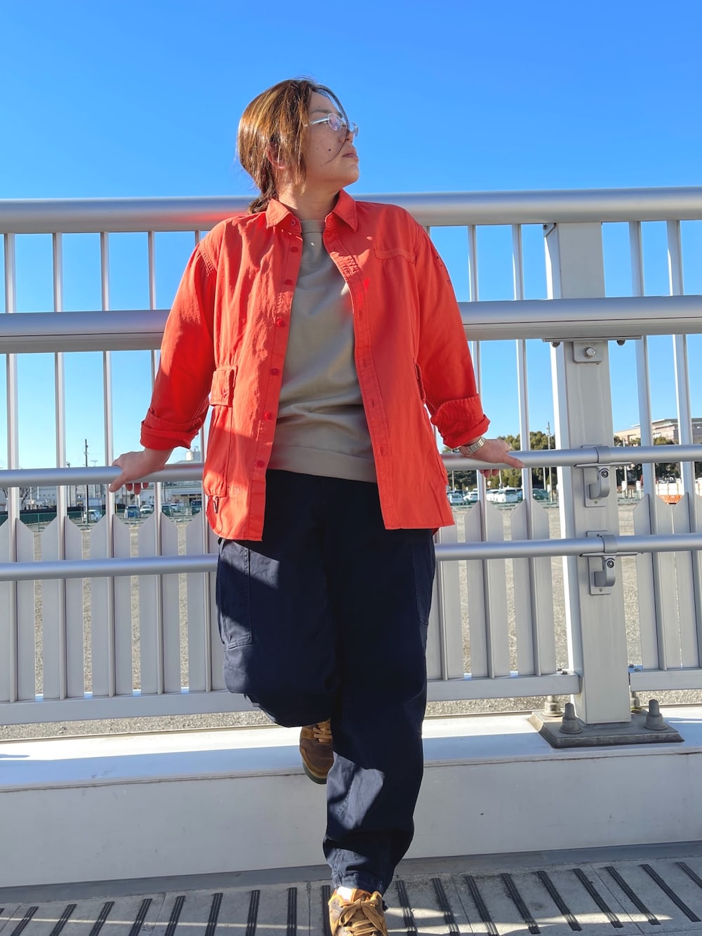 「シャツ、ベージュ、AVIREX、オレンジ、休日スタイル、綿100％、春カラー、ルーズシルエット、オレンジシャツ、ベージュTシャツ」｜「AVIREXのAVI-L/S USED WASH CA（シャツ/ブラウス、オレンジ系）」を使った、misiaさん（レディース・165cm）の冬コーディネートの1枚目の写真