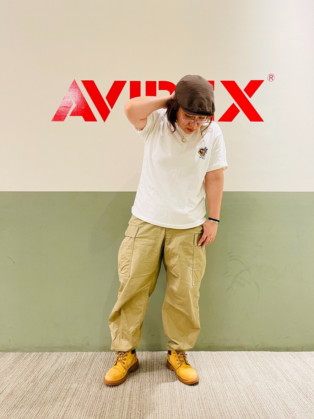 「ビッグシルエット、AVIREX、カーゴパンツ、M-65、ワンポイント、カジュアルコーデ、ワイドシルエット、フライングタイガー、ワンポイントTシャツ、オーバーサイズカーゴパンツ」｜「AVIREXのシンプル M-65 パンツ/SIMPLE M-65 PANTS（カーゴパンツ、ベージュ系）」を使った、misiaさん（レディース・165cm）の夏コーディネートの1枚目の写真