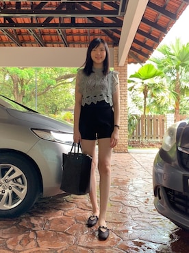 「CHARLES & KEITH（チャールズ & キース）のアイテム（スリッポン）」を使った、Eva Chiamさん（レディース・166cm）の夏コーディネート