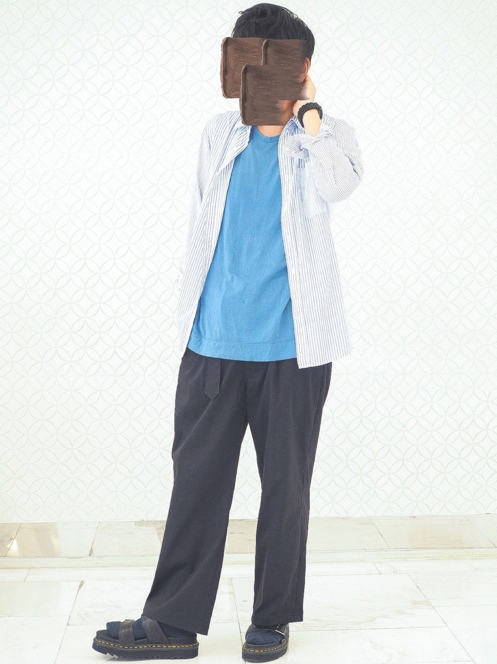 「シンプルコーデ、marka、ワントーンコーデ、海外、夏コーデ、crepuscule、キレイめ、ワイドパンツ、ユニクロ、Dr.Martens」｜「UNIQLOのアイテム（シャツ/ブラウス、ブルー系）」を使った、t o r u さん（メンズ・169cm）の秋コーディネートの1枚目の写真