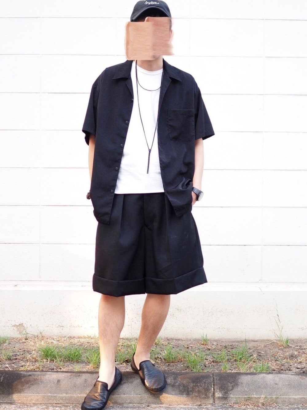 「シンプル、ブラック、モノトーンコーデ、mighty shine、amp japan、THE RERACS、ETHOSENS、夏コーデ、海外、カジュアル」｜「THE RERACSのTHE RERACS GURKA SHORT PT（その他パンツ、ブラック系）」を使った、t o r u さん（メンズ・169cm）の秋コーディネートの1枚目の写真