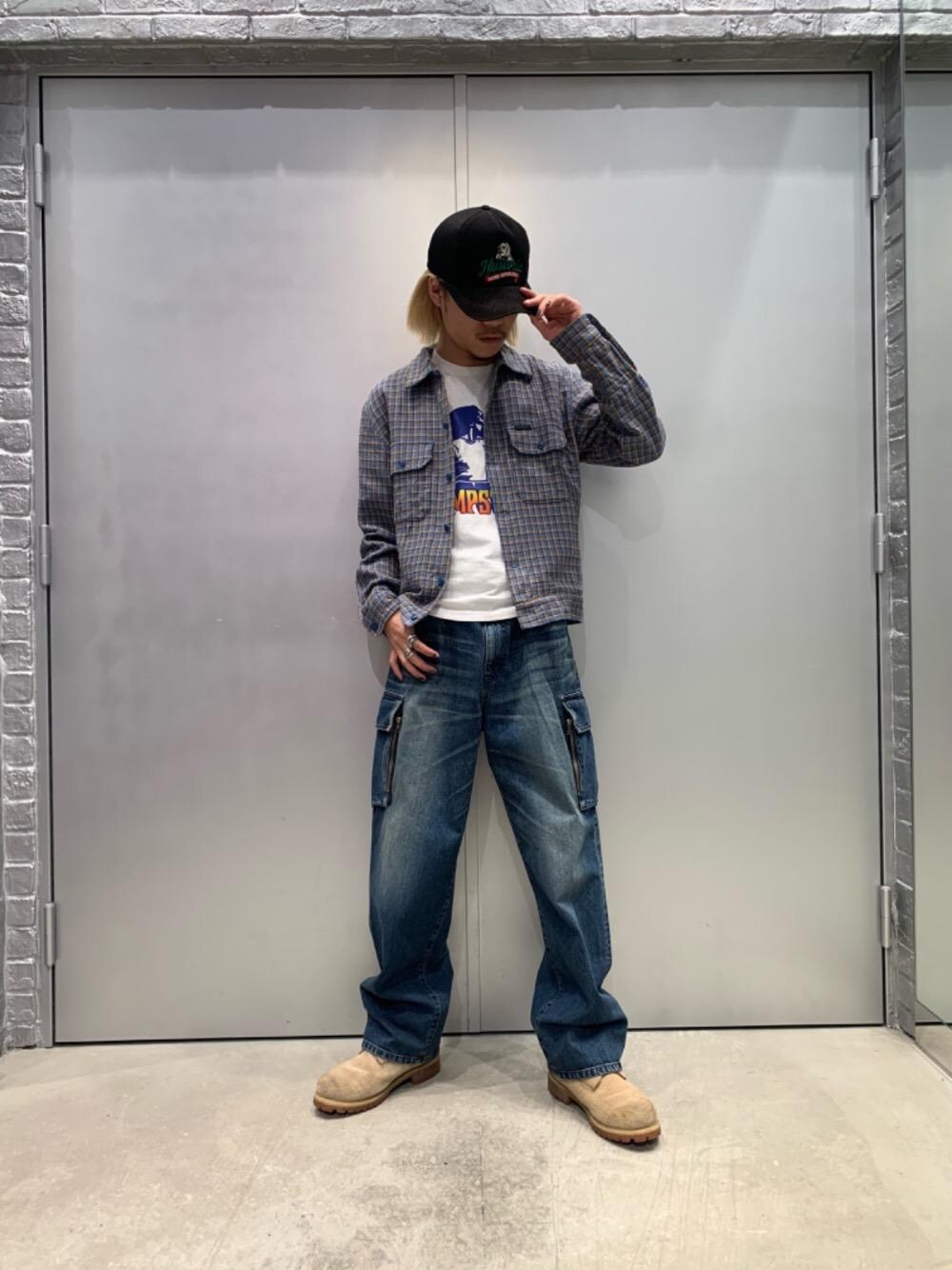 「ヒステリックグラマー、hysteric glamour」｜「HYSTERIC GLAMOURのデニムカーゴパンツ（その他パンツ、ブルー系）」を使った、taichiさん（メンズ・174cm）の春コーディネートの1枚目の写真