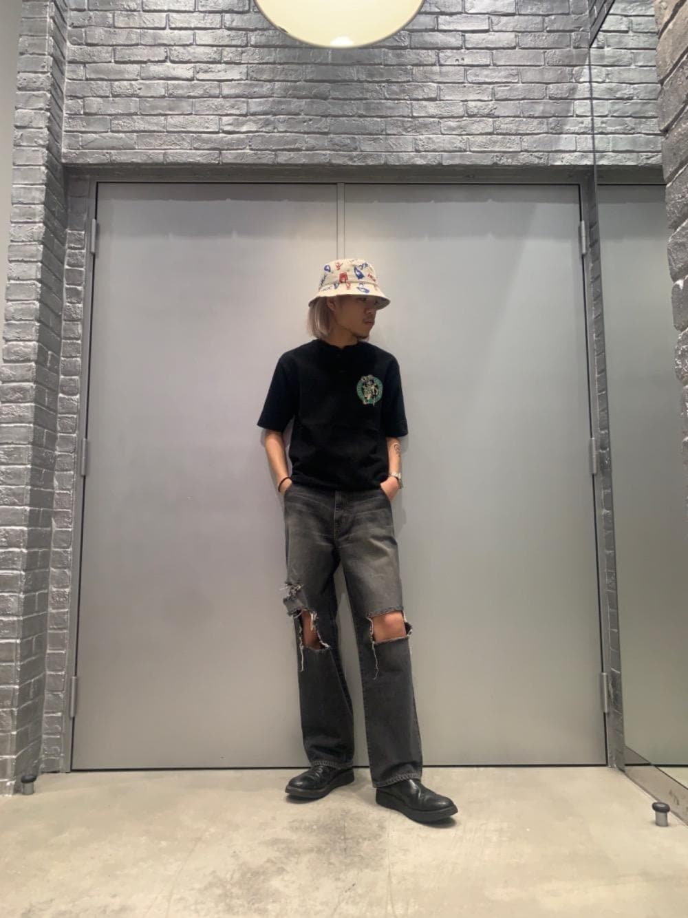 「ヒステリックグラマー、hysteric glamour」｜「HYSTERIC GLAMOURのKC加工 ワイドデニムパンツ（デニムパンツ、ブラック系）」を使った、taichiさん（メンズ・174cm）の春コーディネートの1枚目の写真