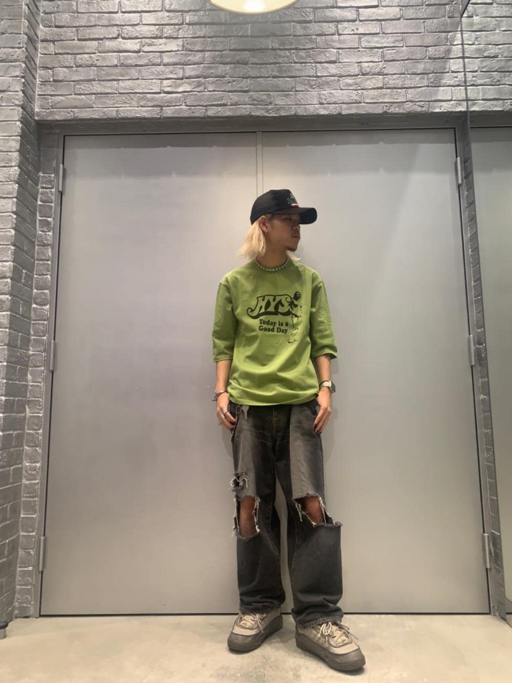 「ヒステリックグラマー、hysteric glamour」｜「HYSTERIC GLAMOURのGOOD DAY 五分袖Tシャツ（Tシャツ/カットソー、グリーン系）」を使った、taichiさん（メンズ・174cm）の春コーディネートの1枚目の写真