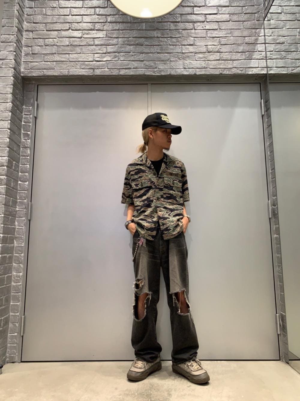 「ヒステリックグラマー、でにむ、みりたりー、hysteric glamour、あめかじ」｜「HYSTERIC GLAMOURのKC加工 ワイドデニムパンツ（デニムパンツ、ブラック系）」を使った、taichiさん（メンズ・174cm）の夏コーディネートの1枚目の写真