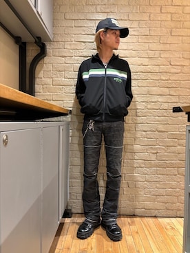 「HYSTERIC GLAMOUR（ヒステリックグラマー）のスクラッチフレアデニムパンツ（デニムパンツ、ブラック系）」を使った、taichiさん（メンズ・174cm）の春コーディネート
