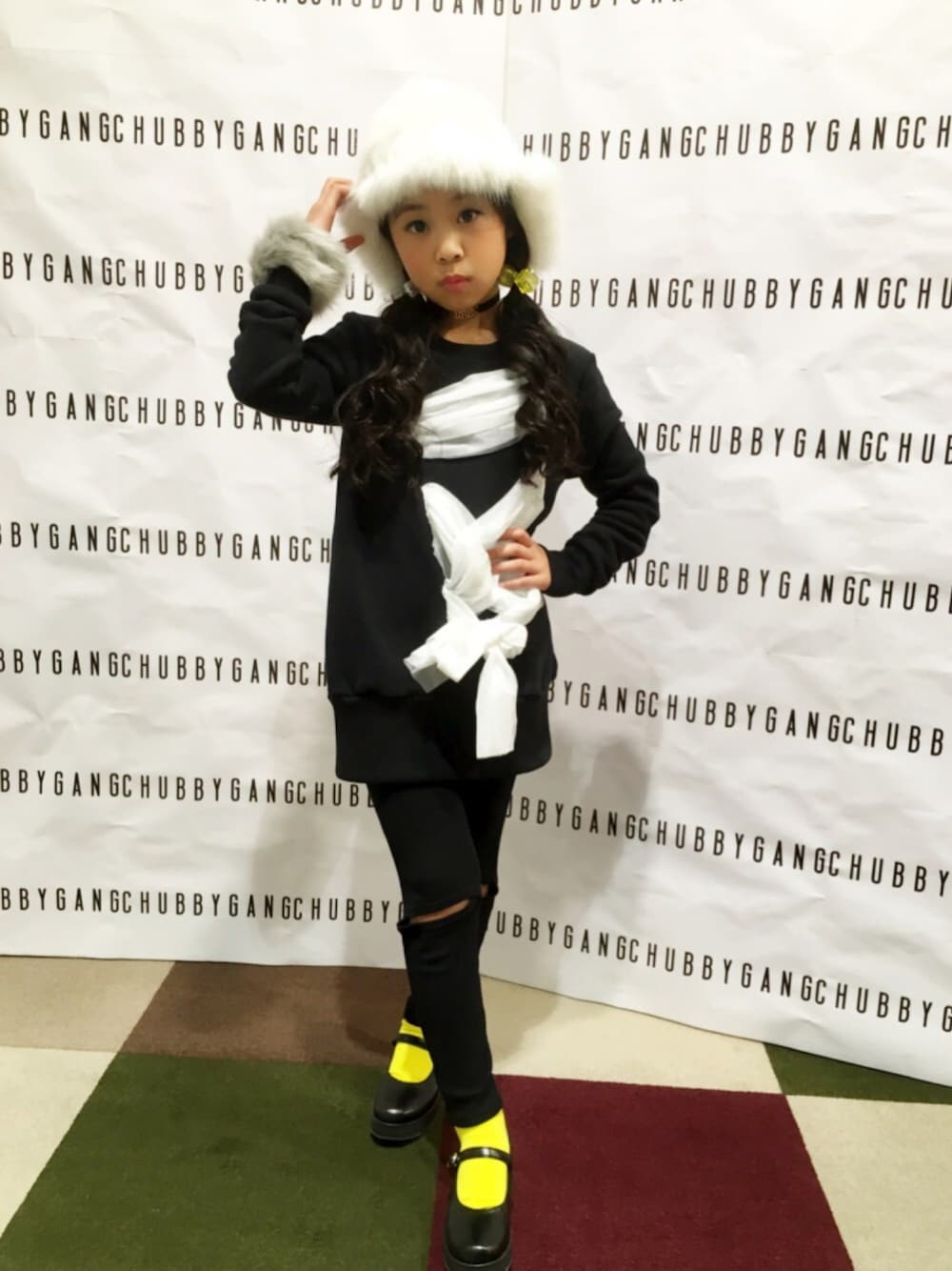「kids、kidsfashion、KIDSｺｰﾃﾞ、kidsmodel、チャビーギャング、冬、キッズコーデ、ふわふわ」｜「CHUBBYGANGのCHUBBYGANGパンプス（パンプス、ブラック系）」を使った、林 未羽さん（キッズ・130cm）の冬コーディネートの1枚目の写真