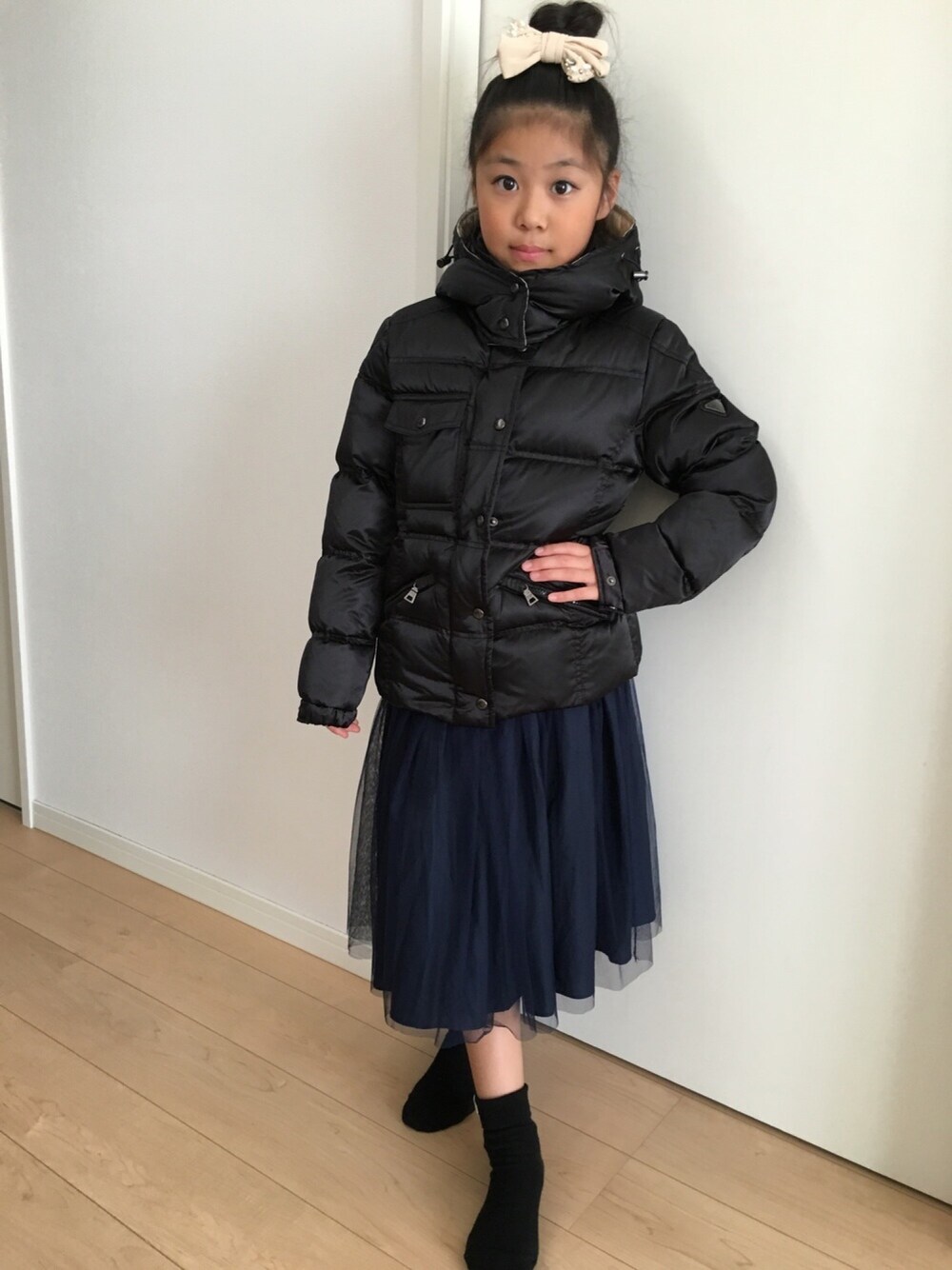「kids、kidsfashion、KIDSｺｰﾃﾞ、キッズファッション、kidsmodel、PRADA、byloveit、WEGO」｜「PRADAのアイテム（ダウンジャケット/コート、ブラック系）」を使った、林 未羽さん（キッズ・133cm）の冬コーディネートの1枚目の写真