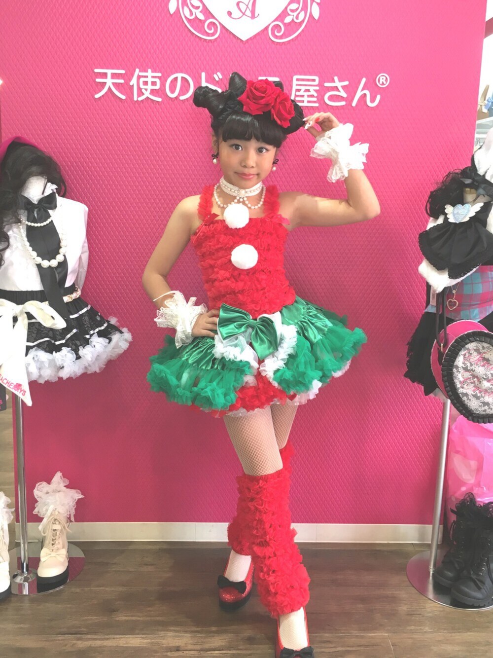 「kids、kidsfashion、KIDSｺｰﾃﾞ、kidsmodel、天使のドレス屋さん、クリスマスコーデ」｜「天使のドレス屋さんのアイテム（その他、その他）」を使った、林 未羽さん（キッズ・130cm）の冬コーディネートの1枚目の写真