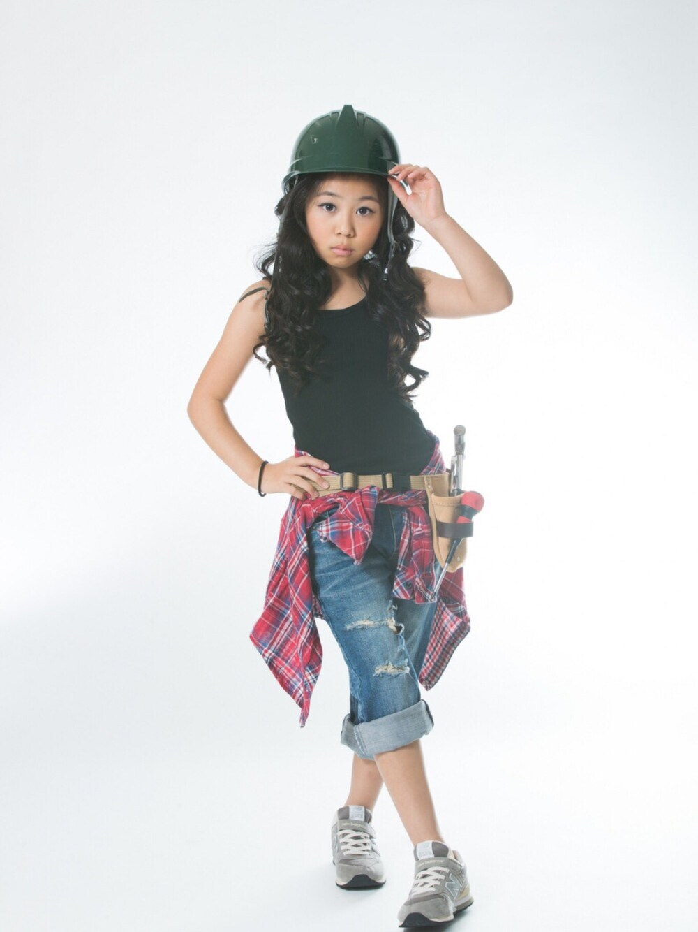 「kids、kidsfashion、KIDSｺｰﾃﾞ、キッズファッション、キッズコーデ、大工さん、現場仕事、海外のPV風」｜「NEW BALANCEのnew balance KV996（スニーカー、グレー系）」を使った、林 未羽さん（キッズ・130cm）の冬コーディネートの1枚目の写真