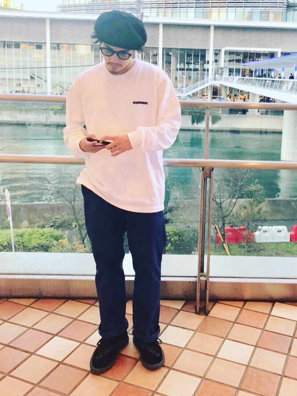 「adidas、NEIGHBORHOOD、KAMANDA、Moscot、KANGOL」｜「NEIGHBORHOODのアイテム（Tシャツ/カットソー、ホワイト系）」を使った、John Titorさん（メンズ・165cm）の秋コーディネートの1枚目の写真
