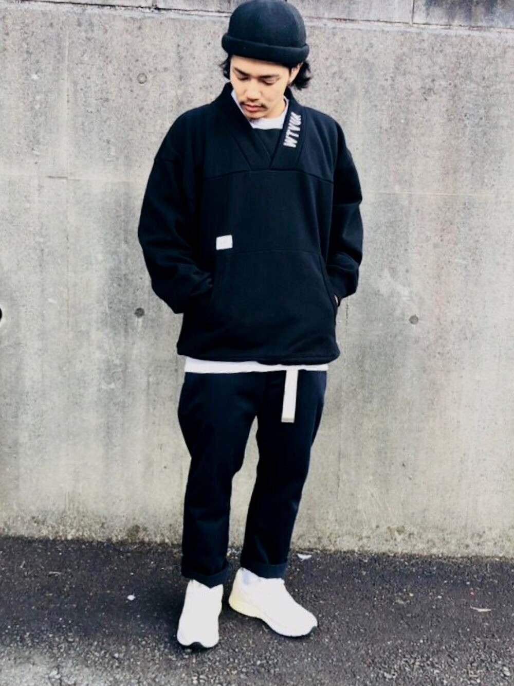 「wtaps、stussy、New Balance」｜「WTAPSのアイテム（スウェット、ブラック系）」を使った、John Titorさん（メンズ・165cm）の冬コーディネートの1枚目の写真