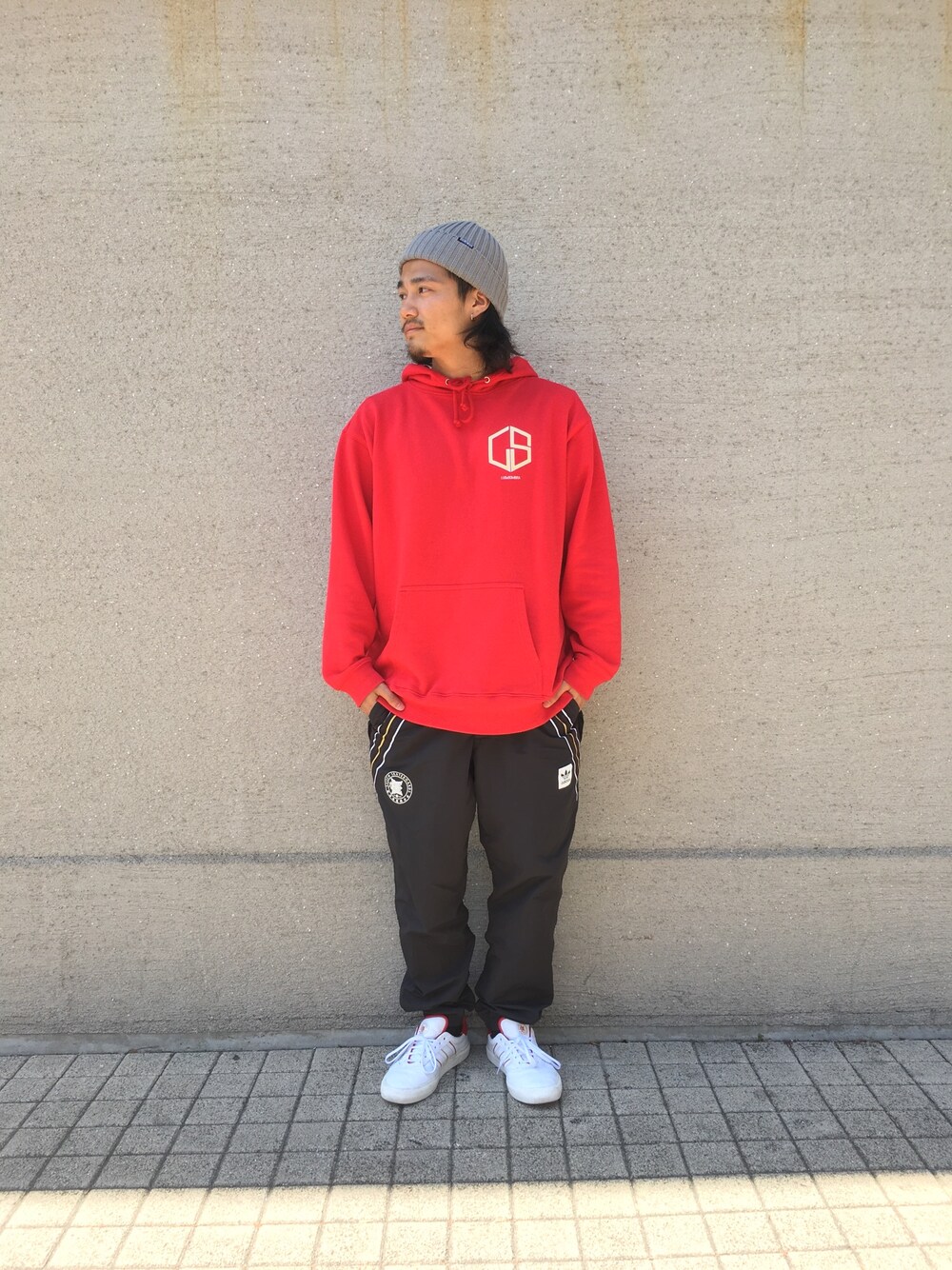 「LUZeSOMBRA、Evisen skateboads、adidas」｜「LUZeSOMBRAのアイテム（パーカー、レッド系）」を使った、John Titorさん（メンズ・165cm）の春コーディネートの1枚目の写真