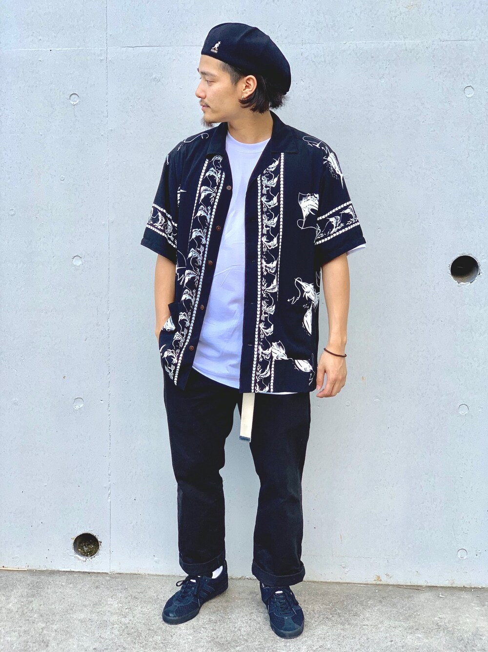「adidas、NEIGHBORHOOD、Dickies、KANGOL、gazelle」｜「NEIGHBORHOODのアイテム（シャツ/ブラウス、ブラック系）」を使った、John Titorさん（メンズ・165cm）の夏コーディネートの1枚目の写真