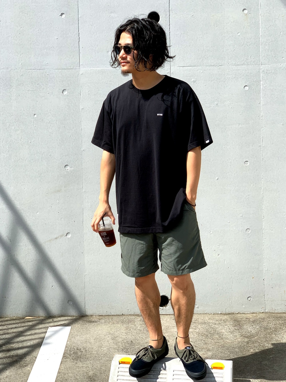 「wtaps、VANS VAULT、Moscot」｜「WTAPSのアイテム（Tシャツ/カットソー、ブラック系）」を使った、John Titorさん（メンズ・165cm）の夏コーディネートの1枚目の写真