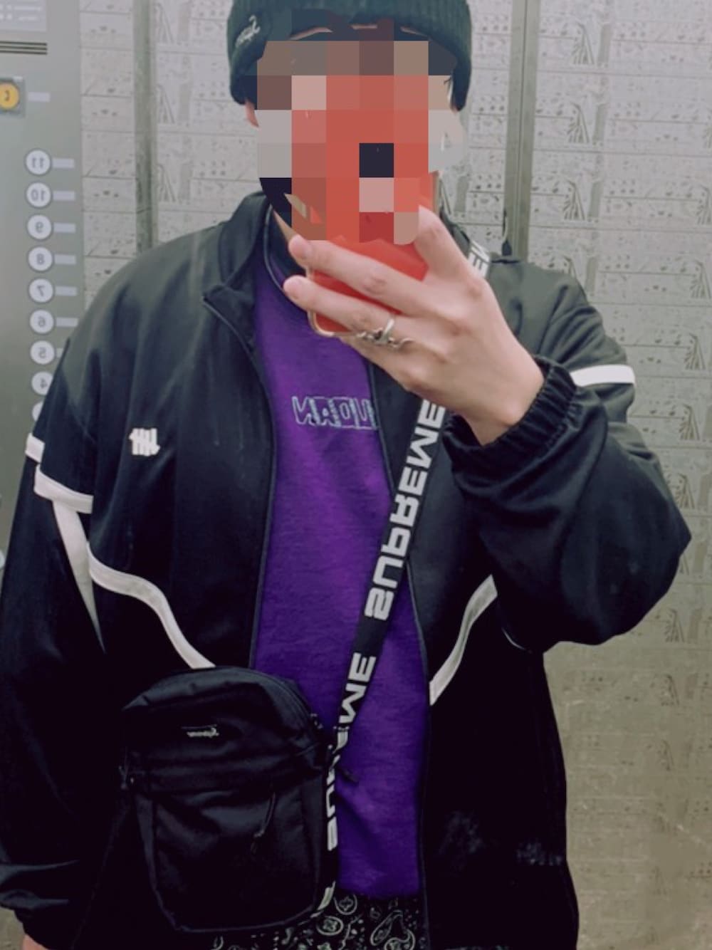 「supreme、undefeated、KUDAN、COOKMAN」｜「Supreme のアイテム（ショルダーバッグ、ブラック系）」を使った、大田さん（メンズ・175cm）の春コーディネートの1枚目の写真