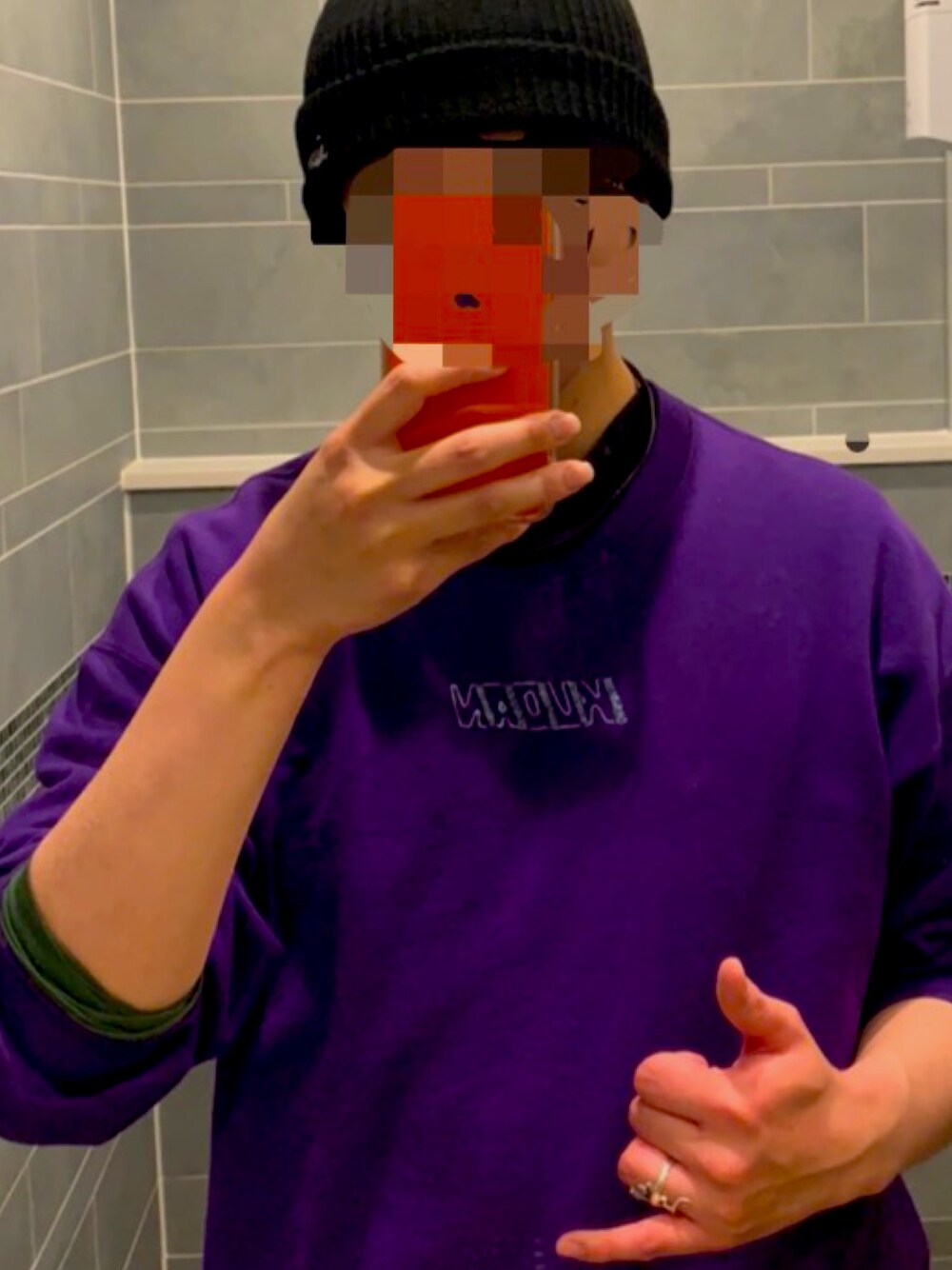 「KUDAN、supreme、シルバーアクセサリー」｜「KUDANのアイテム（スウェット、パープル系）」を使った、大田さん（メンズ・175cm）の春コーディネートの1枚目の写真