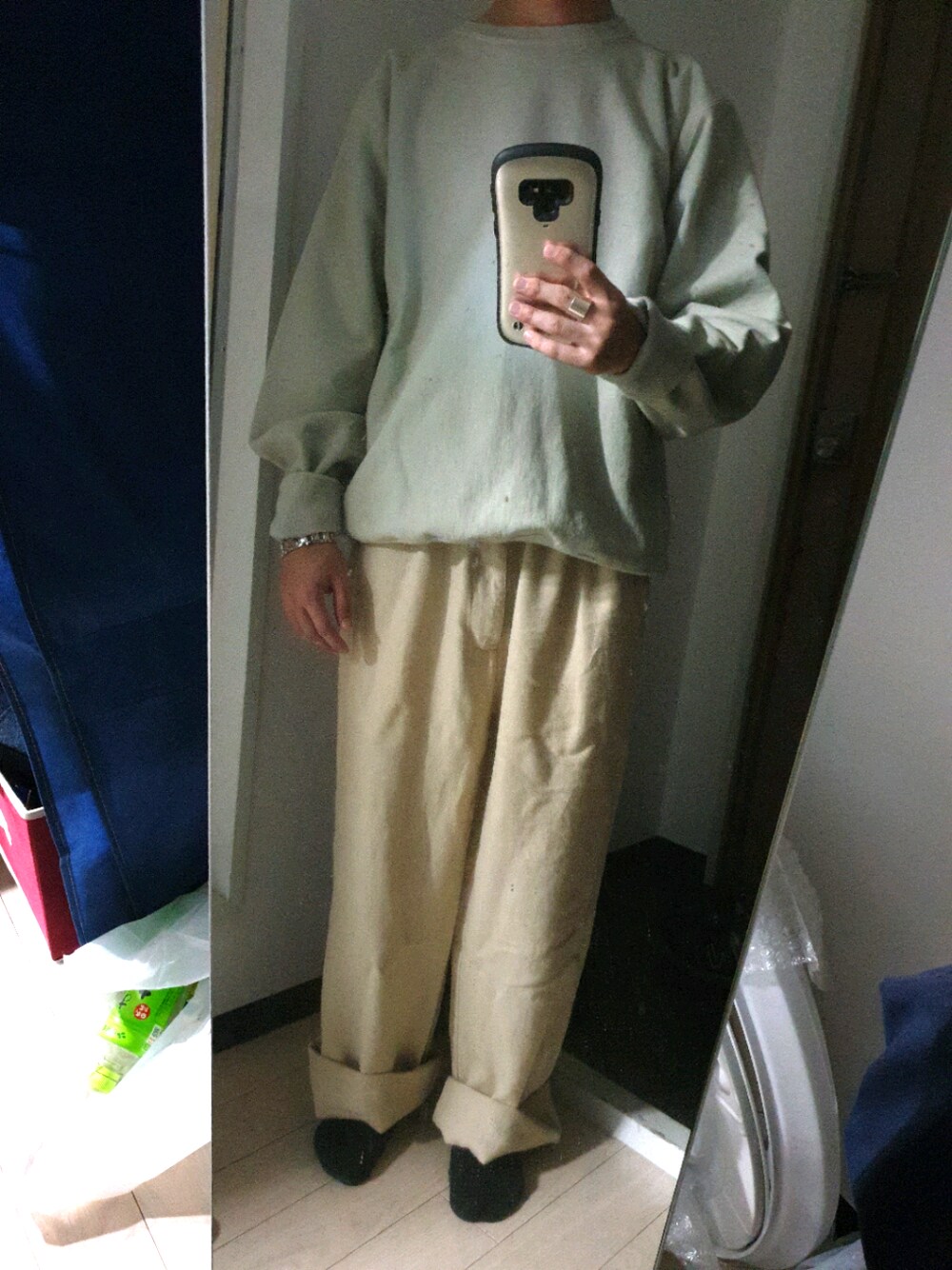 「ARMANI EXCHANGEのアイテム（スラックス、ベージュ系）」を使った、ネオンさん（メンズ・165cm）の秋コーディネートの1枚目の写真